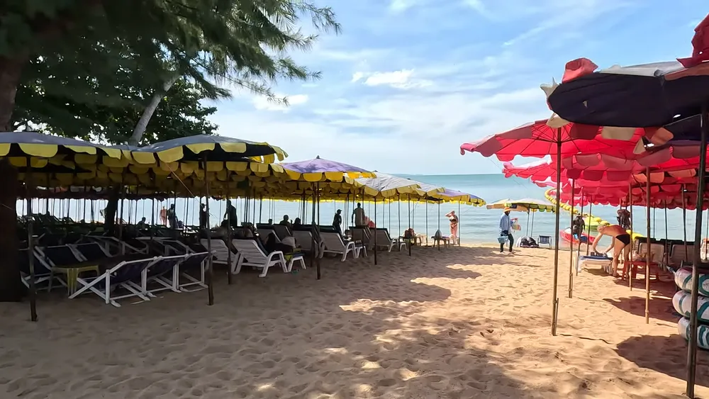 Walking on Funny and Beautiful Jomtien Beach __ Thailand Walking Tour