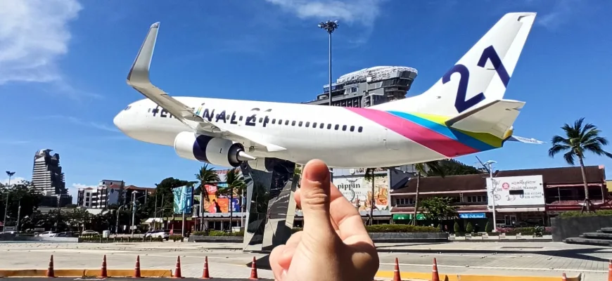 aircrafts near terminal 21 pattaya