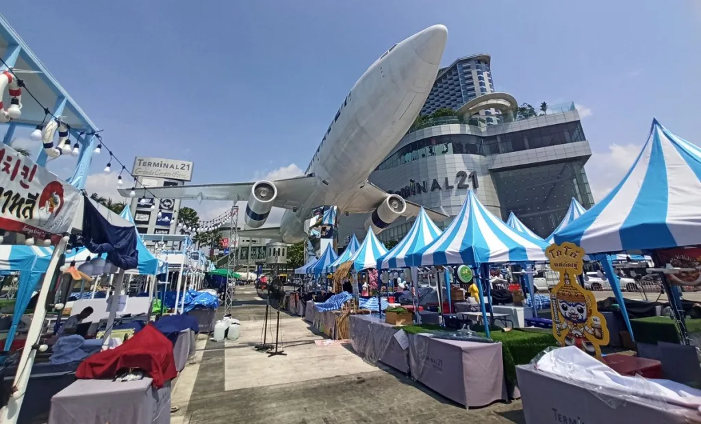 Decorating shopping mall grounds with real airplanes