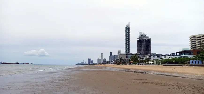Low tides in Pattaya