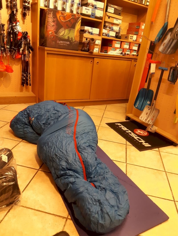 sleeping bag for trekking to Everest base camp