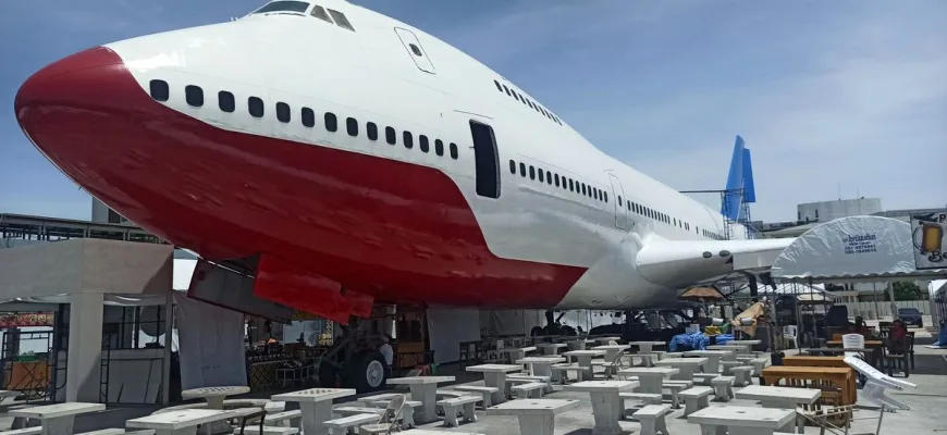 Boeing 747 on the Street in Pattaya