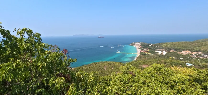 View from the Koh Larn Island viewpoint to Tawaen Beach