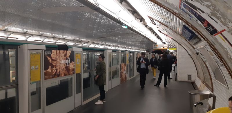 paris metro doors preventing falls onto tracks